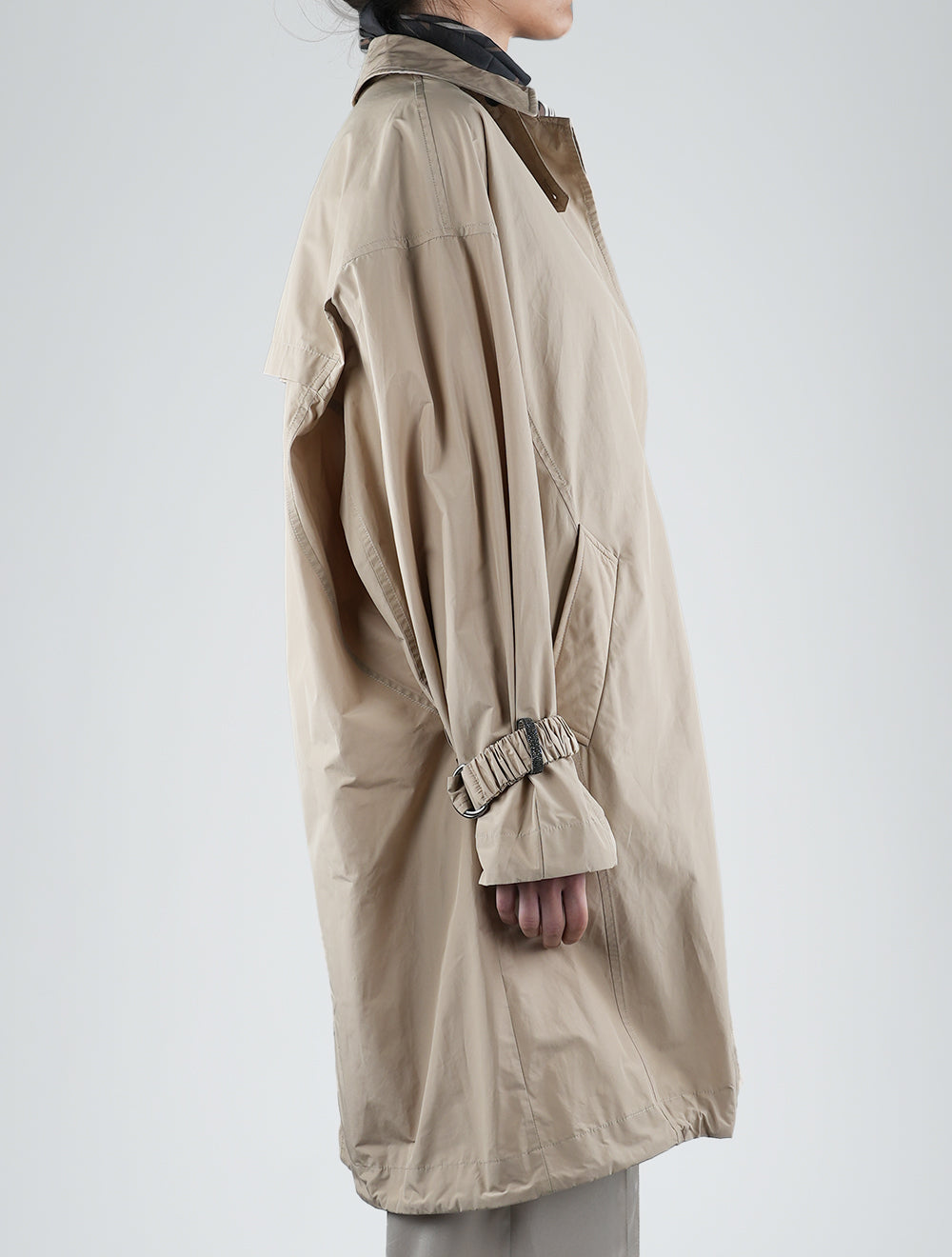 Brunello cucinelli smėlio spalvos poliesterio medvilnės tranšėjos paltai moteris