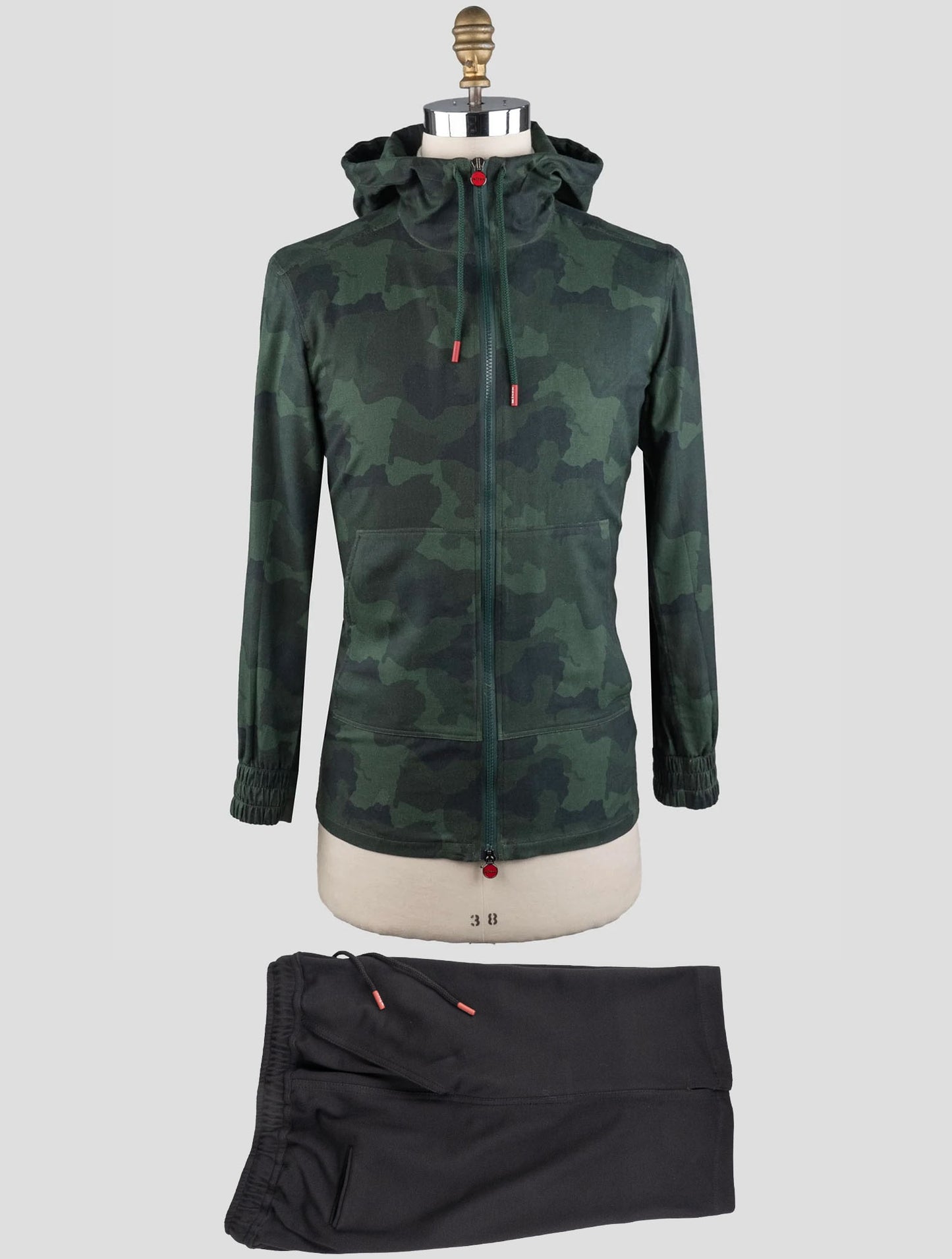 Kiton Matching Outfit-Grüne Umbi und schwarze kurze Hosen Trainings anzug