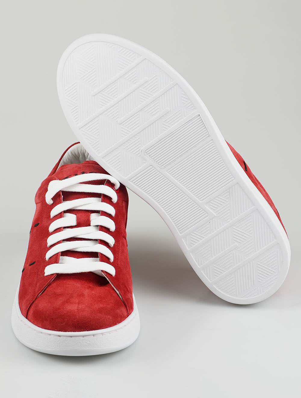 נעלי ספורט אדומות