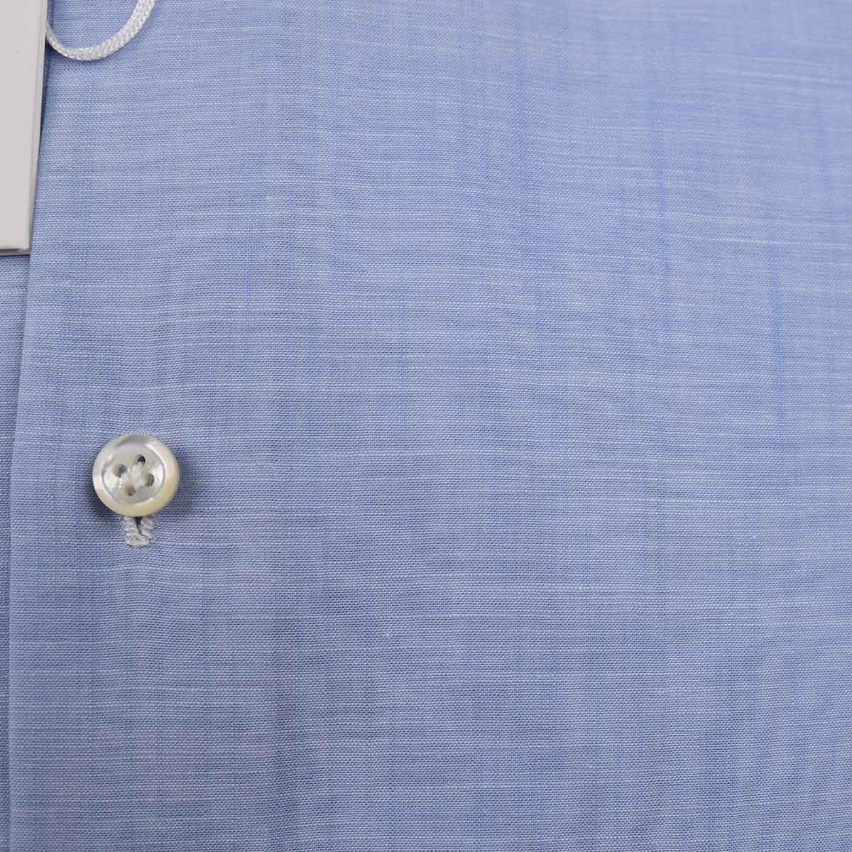 חולצת פשתן בצבע כחול בהיר