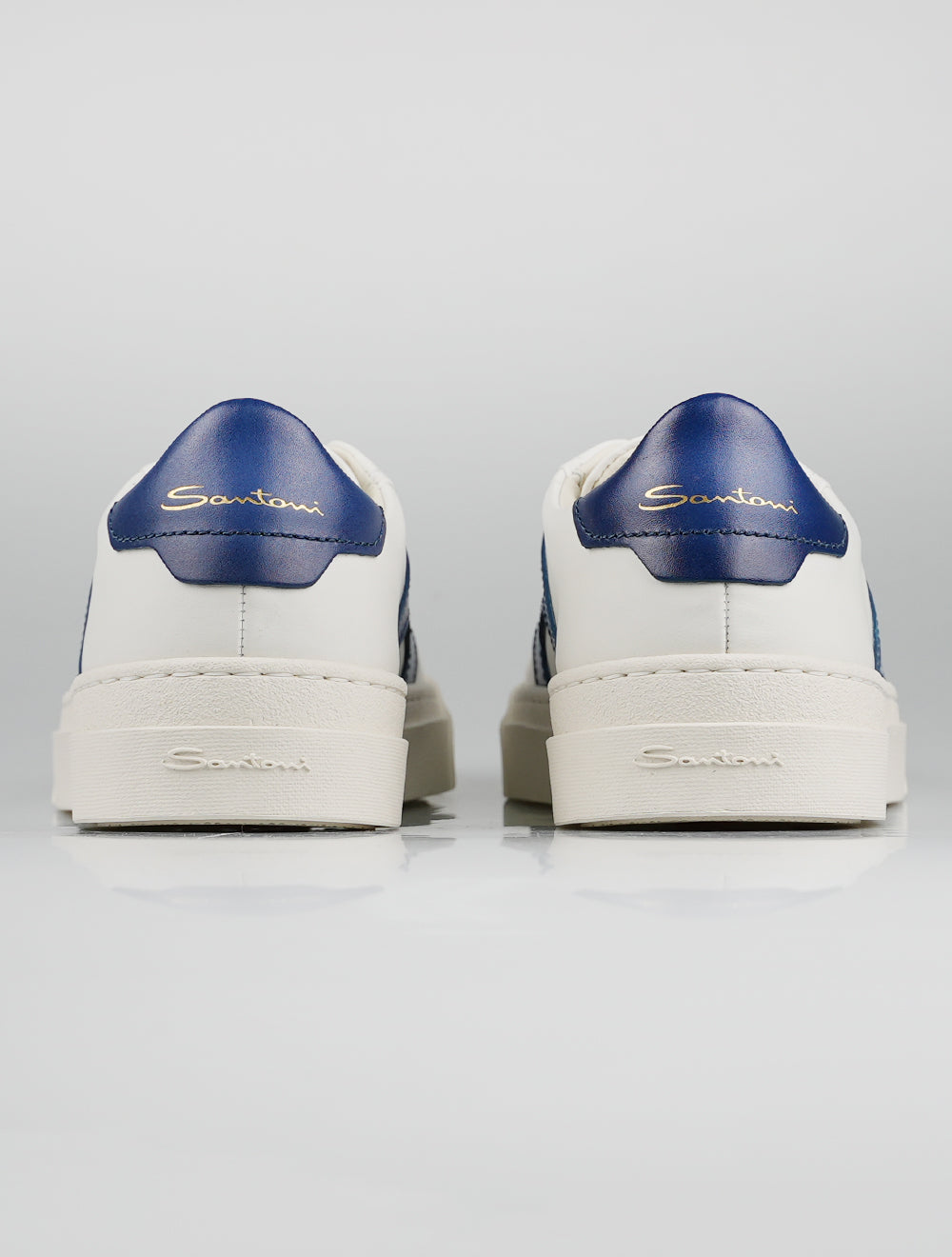 أحذية رياضية من الجلد الأزرق الأبيض من Santoni
